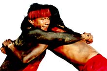 imagem de dois índios numa prova de luta corporal