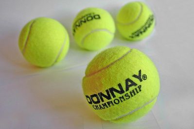 imagem de quatro bolas de tênis