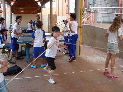 Imagens de crianas na aula de Educao Fsica.