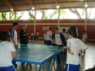 Imagens dos alunos jogando tênis de mesa