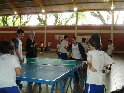 Imagens dos alunos jogando tnis de mesa