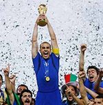 Cannavaro levanta a taça do título italiano