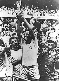 seleo brasileira levantando a Taa Jules Rimet