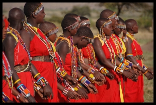 Imagem de tribo africana danando.