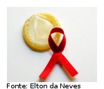 foto com o símbolo da AIDS, uma fita vermelha, e uma camisinha - campanha de prevenção