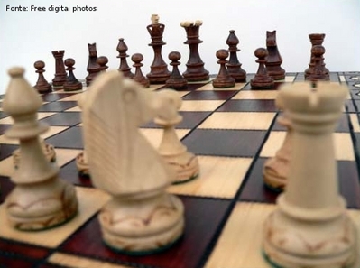 De acordo com a Diretriz Curricular de Educação Física, os jogos de tabuleiro são abordado como Conteúdo Básico dentro do Conteúdo Estruturante Jogos e Brincadeiras e o xadrez insere-se como Conteúdo Específico.
<br>
<br>
Palavras-chave: xadrez, jogo, tabuleiro, peças.