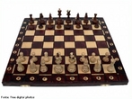De acordo com a Diretriz Curricular de Educação Física, os jogos de tabuleiro são abordado como Conteúdo Básico dentro do Conteúdo Estruturante Jogos e Brincadeiras e o xadrez insere-se como Conteúdo Específico. <br> <br> Palavras-chave: xadrez, jogo, tabuleiro, peças.