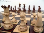 De acordo com a Diretriz Curricular de Educação Física, os jogos de tabuleiro são abordado como Conteúdo Básico dentro do Conteúdo Estruturante Jogos e Brincadeiras e o xadrez insere-se como Conteúdo Específico. <br> <br> Palavras-chave: xadrez, jogo, tabuleiro, peças.