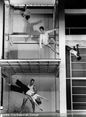 “Casa”, título de um dos espetáculos da Companhia de Dança Deborah Colker.
<br>
<br>
Palavras-chave: dança, expressão corporal, Deborah Colker, Casa.