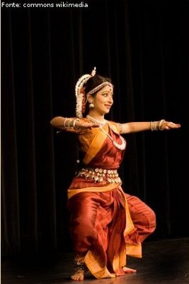Estilo de dança clássica na Índia conhecido como Odissi.
<br>
<br>
Palavras-chave: dança, dança indiana, Odissi.