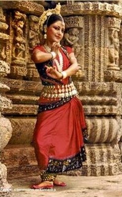 Estilo de dança clássica na Índia conhecido como Odissi.
<br>
<br>
Palavras-chave: dança, dança indiana, Odissi.