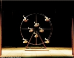 “Rota”, título de um dos espetáculos da Companhia de Dança Deborah Colker. <br> <br> Palavras-chave: dança, expressão corporal, Deborah Colker, Rota.