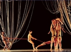Cena de “Nó”, título de um dos espetáculos da Companhia de Dança Deborah Colker. <br> <br> Palavras-chave: dança, expressão corporal, Deborah Colker, Nó. 
