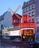 A história do cabaré remonta o período da “Belle epoque“, conhecida como uma era de ouro na história da França. Trata-se de um período entre guerras que iniciou-se por volta de 1880 até a primeira guerra mundial e durou até 1914. <br> <br> Fonte: http://lugareseviagens.com/paris-moulin-rouge/ <br> <br> Palavras-chave: dança, Moulin Rouge, Paris, cancã.