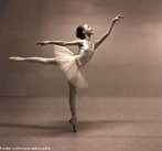 Imagem de uma bailarina. <br> <br> Esta foto foi tirada por Frode Inge Helland. Image Studio :1991-Silje <br> <br> Palavras-chave: dança, balé, bailarina.