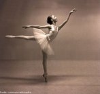 Imagem de uma bailarina. <br> <br> Esta foto foi tirada por Frode Inge Helland. Image Studio :1991-Silje <br> <br> Palavras-chave: dana, bal, bailarina.