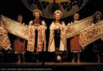 Imagem referente ao captulo "Quem dana seus males...", do Livro Didtico Pblico do Paran (Educao Fsica 2 Ed.). <br> Crdito da imagem: Dana Folclrica Polonesa 1998  Acervo Centro Cultural Teatro Guara. <br> <br> Palavras-chave: dana, Dana Folclrica Polonesa.