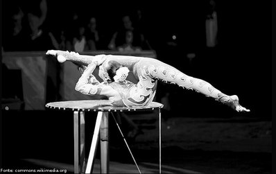 Artista realizando contorcionismo no Cirque de Monte-Carlo, Jan 2008, prática tipicamente desempenhada em circos.
<br>
<br>
Palavras-chave: ginástica, arte circense, contorcionismo.