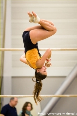 Atleta executando uma das provas da ginástica artística.
<br>
<br>
Palavras-chave: ginástica, ginástica artística.