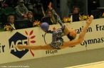 Valeria Kurylskaya realizando com uma apresentação na modalidade bola em uma competição em 2004. <br> <br> Palavras-chave: ginástica, ginástica rítmica, bola. 
