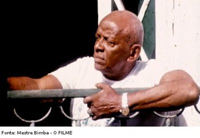 Imagem do filme Mestre Bimba - A Capoeira Iluminada, o qual aborda a história de Manoel dos Reis Machado (1900-1974), o Mestre Bimba.
<br>
<br>
Palavras-chave: capoeira, luta, Mestre Bimba.
