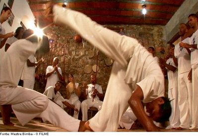 Imagem do filme Mestre Bimba - A Capoeira Iluminada, o qual aborda a história de Manoel dos Reis Machado (1900-1974), o Mestre Bimba.
<br>
<br>
Palavras-chave: capoeira, luta, Mestre Bimba.