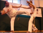 De acordo com a Diretriz Curricular de Educao Fsica, a capoeira poder ser relacionada ao Contedo Estruturante lutas, e contedo bsico capoeira. A capoeira  uma prtica corporal da cultura afro-brasileira, cujos elementos so importantes para entender a histria do Brasil.  <br> <br> Palavras-chave: capoeira, luta, cultura afro-brasileira.