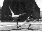 De acordo com a Diretriz Curricular de Educao Fsica, a capoeira poder ser relacionada ao Contedo Estruturante lutas, e contedo bsico capoeira. A capoeira  uma prtica corporal da cultura afro-brasileira, cujos elementos so importantes para entender a histria do Brasil.  <br> <br> Palavras-chave: capoeira, luta, cultura afro-brasileira.