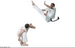 O jogador da direita ataca com um chute Martelo, um salto com as pernas abertas. O rival se defende com uma esquiva de quadril. <br> Por Fernando Fischer - Imagens MPIB <br> <br> Palavras-chave: capoeira, fundamentos, movimentos,combate.