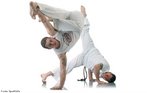 Acrobacias: O jogador da esquerda faz um Beija-flor, enquanto o outro faz uma Queda de Rins. <br> Por Fernando Fischer - Imagens MPIB <br> <br> Palavras-chave: capoeira, fundamentos, movimentos, combate.