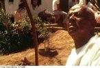 Imagem do filme Mestre Bimba - A Capoeira Iluminada, o qual aborda a histria de Manoel dos Reis Machado (1900-1974), o Mestre Bimba. <br> <br> Palavras-chave: capoeira, luta, Mestre Bimba.