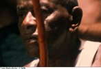 Imagem do filme Mestre Bimba - A Capoeira Iluminada, o qual aborda a história de Manoel dos Reis Machado (1900-1974), o Mestre Bimba. <br> <br> Palavras-chave: capoeira, luta, Mestre Bimba.