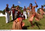 Imagem do filme Mestre Bimba - A Capoeira Iluminada, o qual aborda a histria de Manoel dos Reis Machado (1900-1974), o Mestre Bimba. <br> <br> Palavras-chave: capoeira, luta, Mestre Bimba.