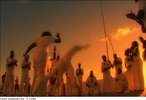 Imagem do filme Mestre Bimba - A Capoeira Iluminada, o qual aborda a história de Manoel dos Reis Machado (1900-1974), o Mestre Bimba. <br> <br> Palavras-chave: capoeira, luta, Mestre Bimba.