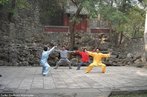 O Tai Chi Chuan (Taijiquan) é um sofisticado e interessante sistema chinês que combina exercícios milenares corporais (Qi Gong - Tao Yin), a respiração e os preceitos da Medicina Tradicional Chinesa. Seus movimentos, suaves e cíclicos, também são aplicados como arte marcial.  Fonte da descrição: http://www.taichicuritiba.com.br/ <br> <br> Palavras-chave: arte marcial, exercícios, respiração.