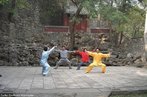 O Tai Chi Chuan (Taijiquan)  um sofisticado e interessante sistema chins que combina exerccios milenares corporais (Qi Gong - Tao Yin), a respirao e os preceitos da Medicina Tradicional Chinesa. Seus movimentos, suaves e cclicos, tambm so aplicados como arte marcial.  Fonte da descrio: http://www.taichicuritiba.com.br/ <br> <br> Palavras-chave: arte marcial, exerccios, respirao.