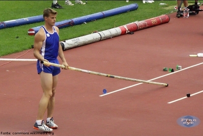 Atleta se preparando para o salto com vara.
<br><br>
Palavras-chave: esporte, atletismo, salto com vara.