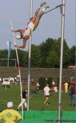 Atleta executando a passagem por cima do sarrafo.
<br><br>
Palavras-chave: esporte, atletismo,salto com vara.