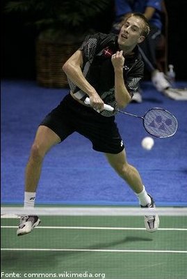 Imagem do jogador olímpico dinamarquês de badminton Peter Gade.
<br><br>
Palavras-chave: esporte, badminton, raquete.