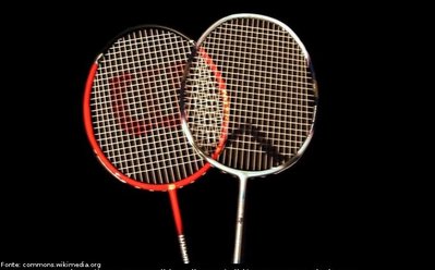 Imagem de duas raquetes de badminton.
<br><br>
Palavras-chave: esporte, badminton, raquete.

