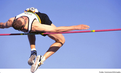"O salto em altura é uma modalidade olímpica de atletismo, onde os atletas procuram superar uma fasquia horizontal colocada a uma determinada altura.<br><br>
Fonte: http://pt.wikipedia.org/wiki/Salto_em_altura
<br><br>
Palavras-chave: esporte, atletismo, salto em altura.