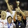 A Alemanha se tornou a primeira seleção feminina a conquistar dois títulos mundiais consecutivos ao vencer o Brasil de Marta na final da China 2007. <br><br> Palavras-chave: esporte, futebol, futebol feminino, Copa do Mundo Feminina, Alemanha.