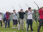 O tiro com arco  disputado em duas categorias - individual e por equipes -, na distncia de 70m em relao ao alvo, que tem 1,22m de dimetro e  formado por dez crculos concntricos. O crculo mais central, a "mosca", vale 10 pontos; cada crculo seguinte perde um ponto em valor. Para vencer, o competidor tem de somar o maior nmero possvel de pontos. A disputa  eliminatria e, a cada etapa, o atleta dispara 36 flechas - seis sries de seis flechas com quatro minutos cada. <br> <br> Fonte: COB <br> <br> Palavras-chave: esporte, tiro com arco, flecha.