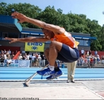 Imagem do atleta na fase aérea do salto em distância. <br><br> Palavras-chave: esporte, atletismo, salto em distância, salto.