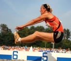 Imagem da atleta na fase aérea do salto em distância. <br><br> Palavras-chave: esporte, atletismo, salto em distância, salto.