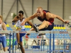 Atleta realizando a passagem sobre a barreira. <br><br> Palavras-chave: esporte, atletismo, corrida, barreira.