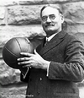 James Naismith, criador do basquetebol. <br><br> Palavras-chave: esporte, basquetebol, James Naismith.