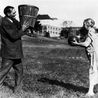 Embora o basquete tenha sido inventado no Estados Unidos, sua história começa, na realidade, no vizinho Canadá. Em 6 de novembro de 1861 nasceu nos arredores de Ottawa – mais precisamente no distrito de Ramsay, hoje a cidade de Almonte – James Naismith, o filho de modestos fazendeiros que 30 anos depois inventaria o esporte da bola ao cesto. <br> <br> Palavras-chave: esporte, basquetebol, James Naismith.  
