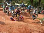 Foto do Campeonato Europeu de BMX em 2005, realizado em Sainte Maxime, na Frana, em 23 de Abril daquele ano.<br> <br> De acordo a Diretriz Curricular de Educao Fsica, sugerem-se alguns contedos especficos como o bmx a serem abordados a partir dos contedos bsicos (Radical).  <br> <br> Palavras-chave: esporte, bmx, bicicleta, esporte radical.