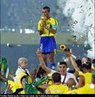 País sede em 2002: Coréia do Sul / Japão Campeão: Brasil Vice: Alemanha Terceiro: Turquia Quarto: Coréia do Sul Bola de Ouro: Oliver Kahn (ALE) Chuteira de Ouro: RONALDO (BRA) Prêmio Yashin para o Melhor Goleiro: Oliver Kahn (ALE) Prêmio de Melhor Jogador Jovem: Landon Donovan (E.U.A.) Prêmio FIFA Fair Play: Bélgica Prêmio FIFA para o time mais divertido: Coréia do Sul  Brasil se tornou campeão pela quinta vez. O artilheiro Ronaldo exorcizou os fantasmas de 1998, marcando os dois gols na final contra a Alemanha. Este foi a primeira Copa na da Ásia e os dois países de acolhimento fizeram história ao chegar até as eliminatórias - Coréia indo tão longe como os quatro últimos. Um torneio de surpresas, abriu com a França perdeu para Senegal e fechou com a Turquia, terceira maior do mundo.<br><br>Palavras-chave: esporte, futebol, Copa do Mundo, Brasil, 2002.